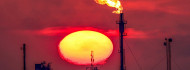Photo of Megy a pazarlás, tavaly annyi földgázt égettek el a kitermelők fáklyázással, amennyi egy egész földrész energiaigényét fedezné