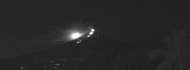 Photo of Videón, amint meteor ég el egy kitörő vulkán mellett