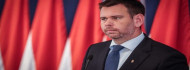 Photo of Vitézy Dávid megmutatta a Lázárinfók közvetítőkocsijának használt, állami kisbuszt