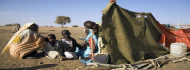 Photo of Bár a műholdakról jól látszik, a nyilvánosság vak rá, hogyan kapnak sorra lángra a dárfúri falvak