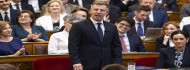 Photo of A komoly felszólalása után második körben már elengedte magát az imprózásban Magyar Péter a Parlamentben
